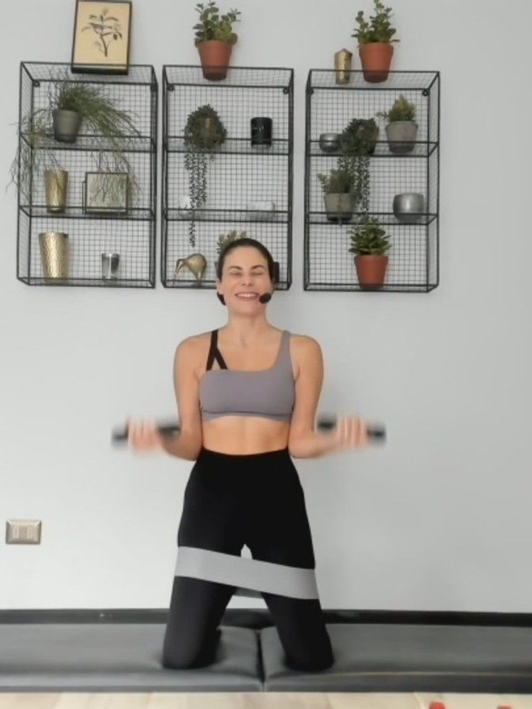 Pilates intermedio: core, glúteos y brazos sin implementos