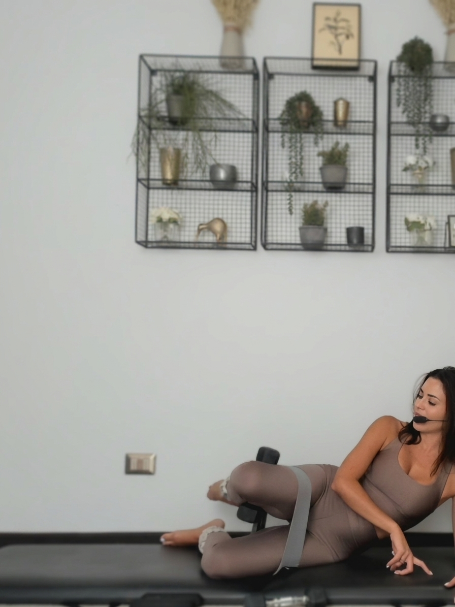 Pilates: glúteos, abdomen y brazos con banda